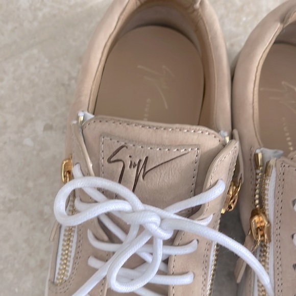 Giuseppe Zanotti size 39 iconic low top sneakers suede w side zippers-  like new - Picture 6 of 7